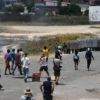 Manifestantes se enfrentan nuevamente a militares venezolanos en frontera brasileña