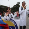 Médicos venezolanos cruzan la frontera para pedir el paso de ayuda humanitaria