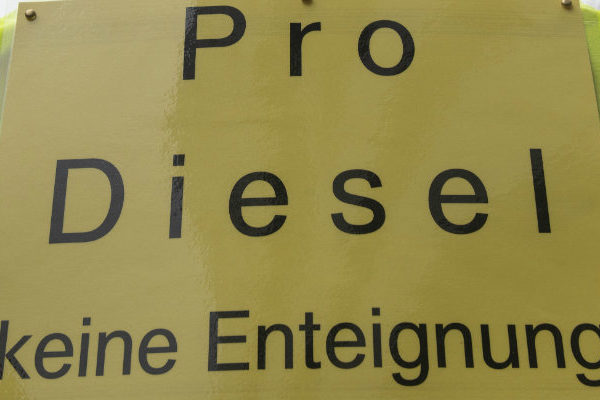Chalecos amarillos se manifiestan en Alemania a favor del diésel