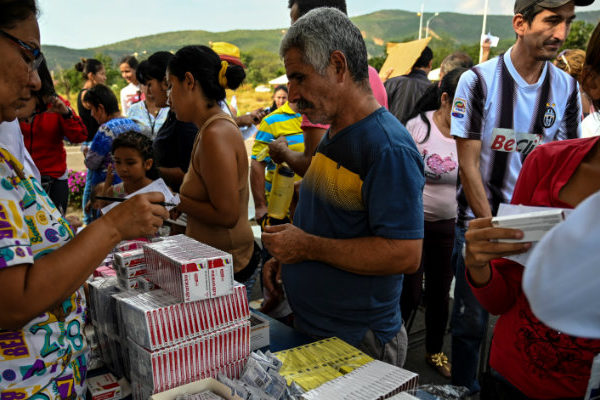 Chavismo reparte medicinas y alimentos en la frontera