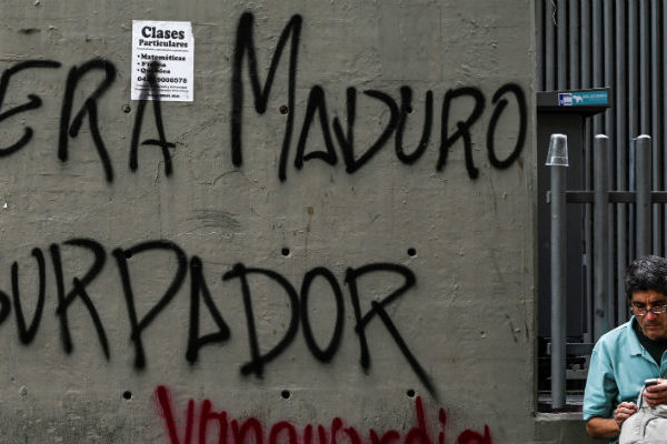 Opositores retan a Maduro en las calles en 20 aniversario de la revolución