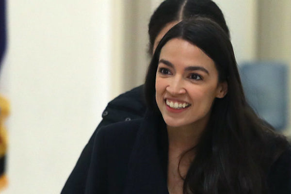 Ocasio Cortez dice que centros de inmigrantes en EEUU son «campos de concentración»