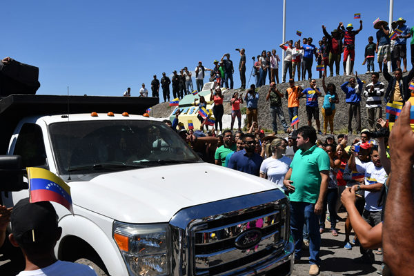 Primera camioneta con ayuda de Brasil llega a la frontera con Venezuela