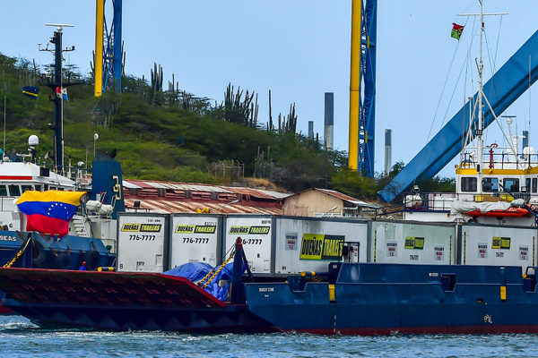 Barcos con ayuda para Venezuela varados en Curazao por amenaza naval