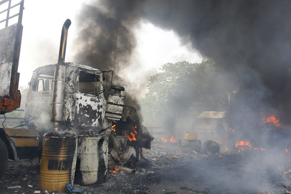 Dos camiones con ayuda son quemados en la frontera Venezuela-Colombia