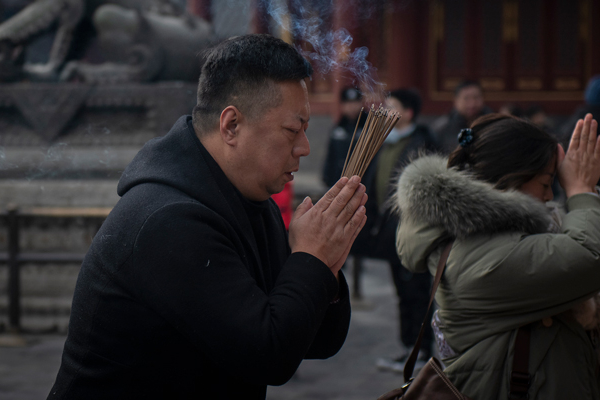 Miles de chinos rinden homenaje al dios de la riqueza
