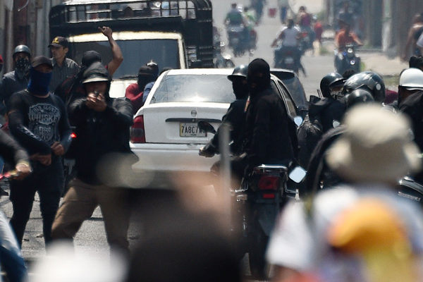 FOTOS | Grupos chavistas armados reprimen manifestación en Táchira