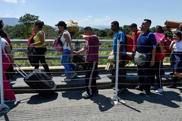 Venezuela restringirá retorno de migrantes por puentes fronterizos con Colombia