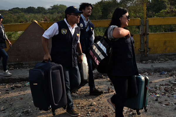Diplomáticos regresaron a pie a Colombia desde Venezuela