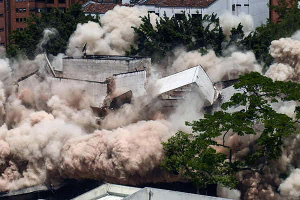 Derrumban el fortín de Pablo Escobar en Medellín con detonación controlada