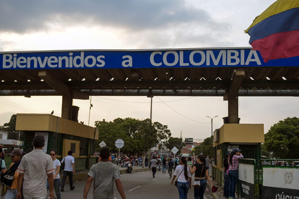 Colombia reabre frontera pero obstáculos en el lado venezolano bloquean paso