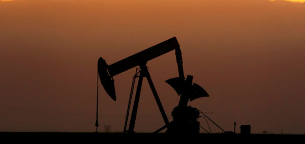 Precios del petróleo abren con desplome por pesimismo ante alza de casos COVID-19