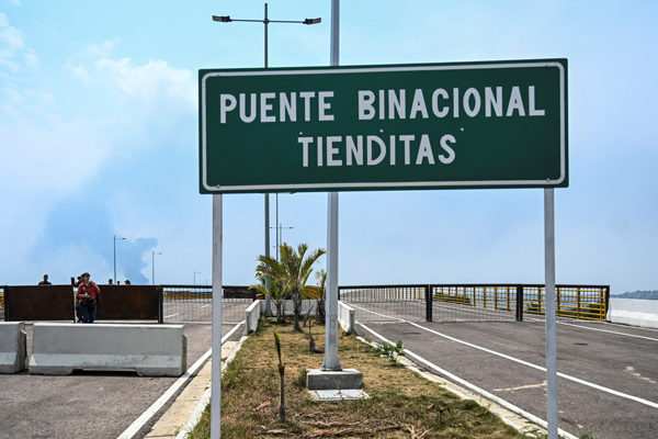 Más de 1.300 vehículos ya han circulado por el puente «Tienditas» en la frontera con Colombia