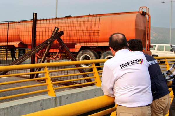 Militares venezolanos refuerzan bloqueo de puente fronterizo con Colombia