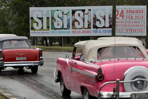 Cubanos aprueban nueva Constitución que apuntala socialismo