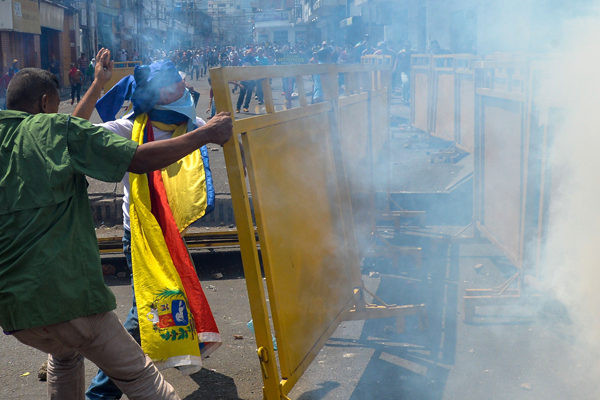 Disturbios en dos puentes entre Venezuela y Colombia por ayuda humanitaria
