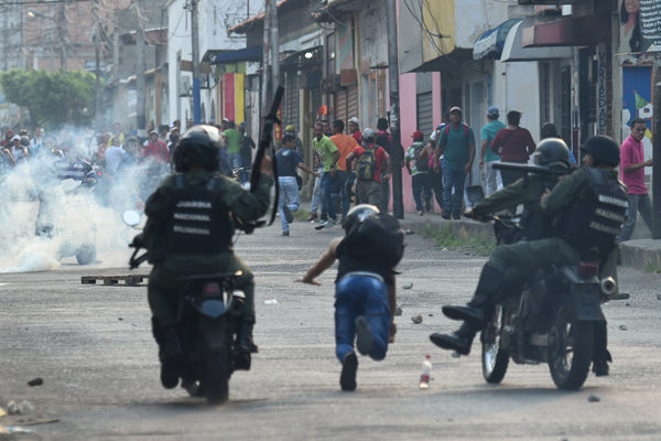 Enfrentamiento entre guardias y manifestantes en Ureña por cierre de la frontera