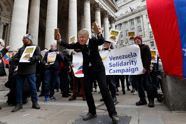 Protesta en Londres reclama al Banco de Inglaterra que entregue oro a Maduro