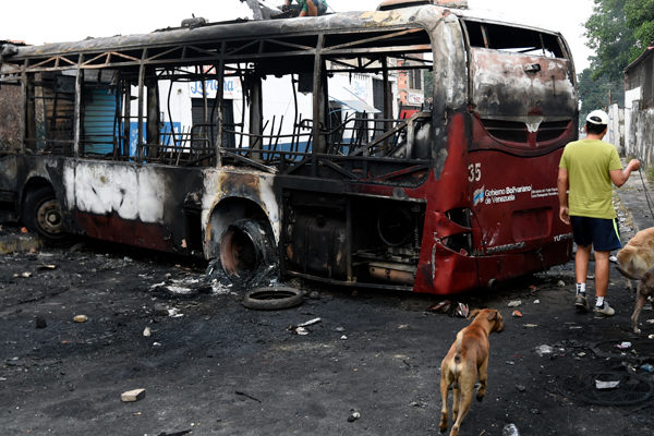 Fiscalía venezolana imputará a ocho personas por quemar autobús en Ureña
