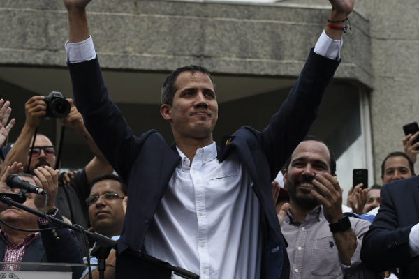 Guaidó llega a Venezuela por Maiquetía y convoca marcha para el 9 de marzo