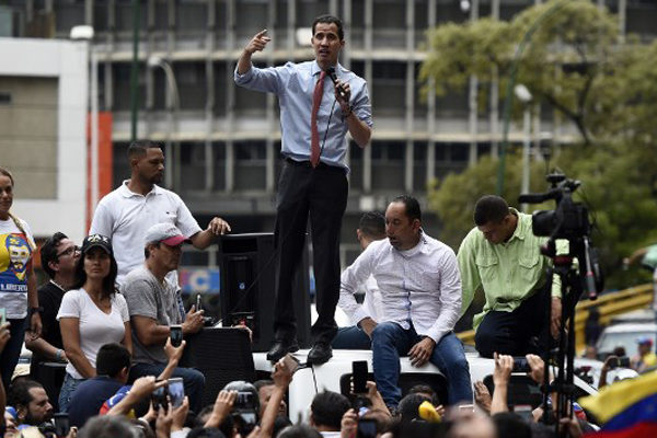 Guaidó cumple dos meses de proclamación sin lograr quebrar apoyo militar de Maduro
