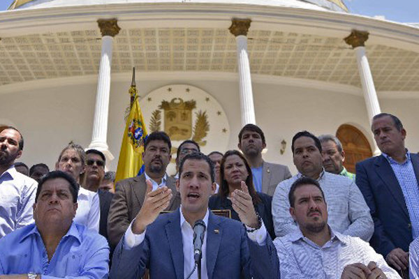 Guaidó: expulsión del país de Giammattei «aísla más al régimen»