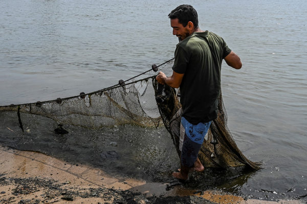 Aprender a pescar y cazar: el desafío de algunos venezolanos para comer