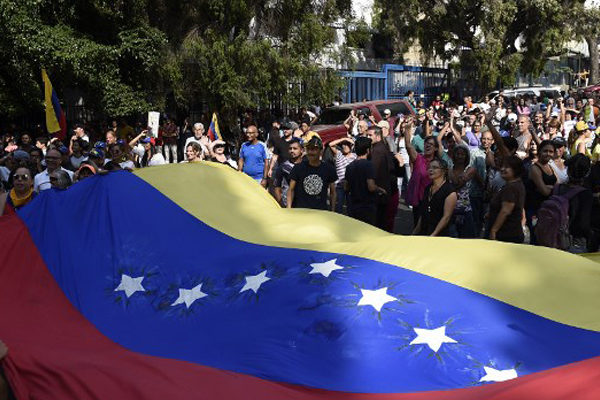 «Basta de caos»: venezolanos protestan contra Maduro por apagón