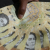 Una hora de cola por dos dólares, la lucha por el escaso efectivo en Venezuela