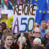 Los anti-brexit salen a la calle y May se apura en convencer a los diputados