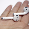 Apple renueva los AirPods con un cargador inalámbrico y control de voz