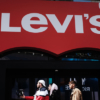 Wall Street viste de jeans con el regreso de Levi Strauss que cierra con alza de 32%