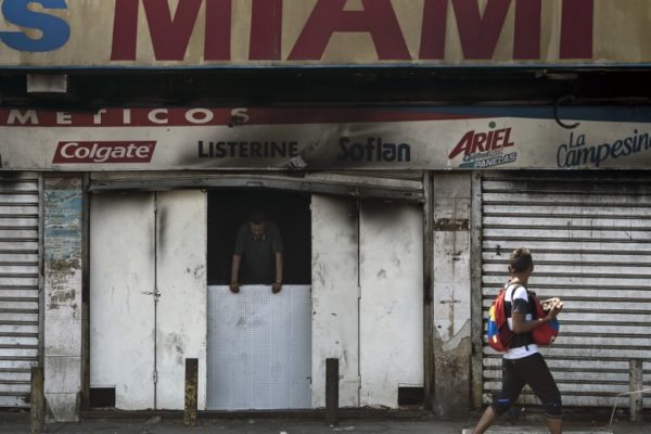 El 90% de comercios en Zulia permanecen cerrados en medio de repunte de Covid-19