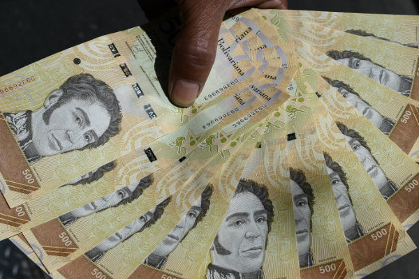 Billete venezolano de máxima denominación no compra ni un huevo