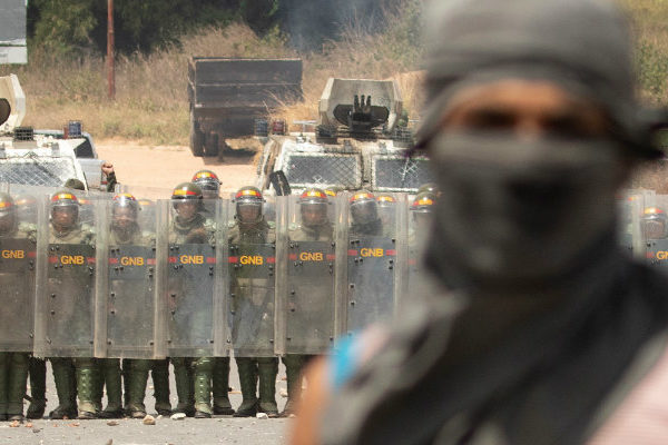 Suben a seis los muertos tras protestas en la frontera de Venezuela con Brasil