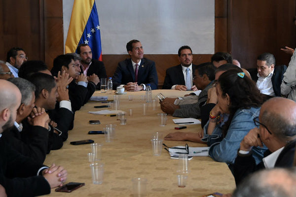 Oposición venezolana dice tener un plan alternativo para llevar la ayuda