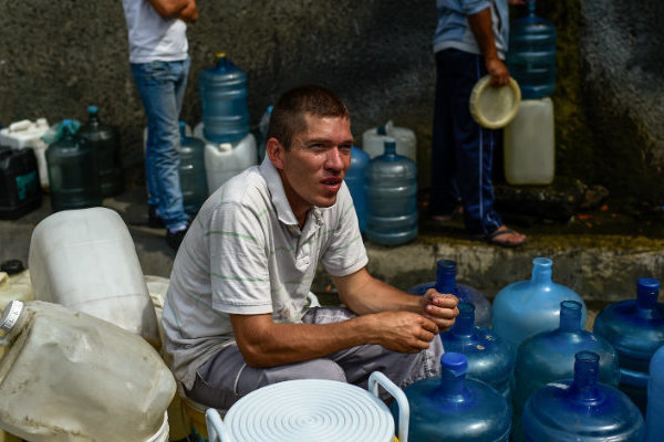 Maduro pide almacenar agua para enfrentar «guerra no convencional»