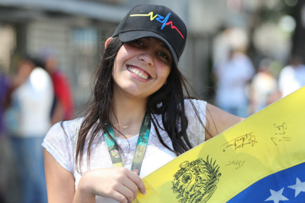 Venezolanos se concentran en varias ciudades para esperar el regreso de Guaidó