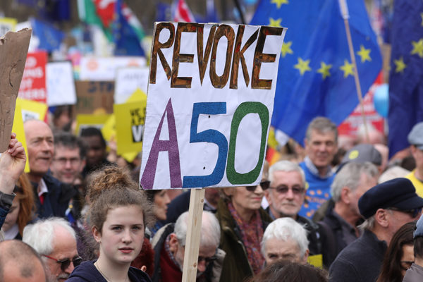 Los anti-brexit salen a la calle y May se apura en convencer a los diputados