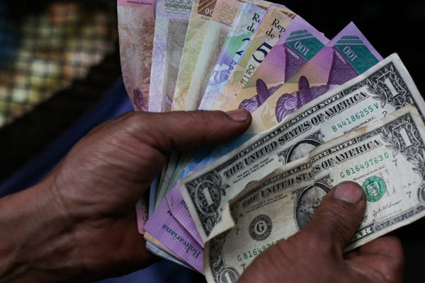 La moneda venezolana se estabiliza, pero con un alto costo en divisas