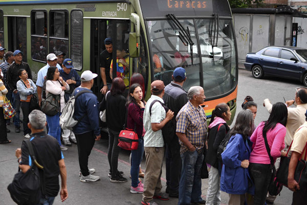 Venezolanos vuelven al trabajo tras apagón, pero las dificultades siguen