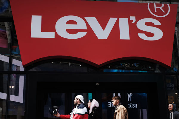 Wall Street viste de jeans con el regreso de Levi Strauss que cierra con alza de 32%