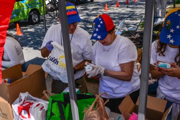 Cientos participan en evento humanitario a favor de Venezuela en Miami