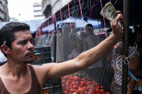 Ante el creciente uso de dólares en efectivo: Comerciantes carecen de billetes para dar cambios