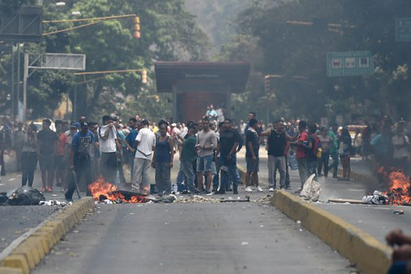 Cacerolazos y protestas espontáneas por apagones en Venezuela