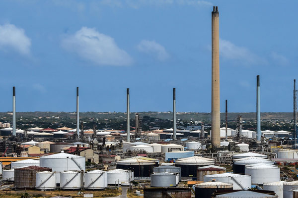 Dos grupos privados venezolanos compiten por operar refinería de Curazao que PDVSA gestionó hasta 2019