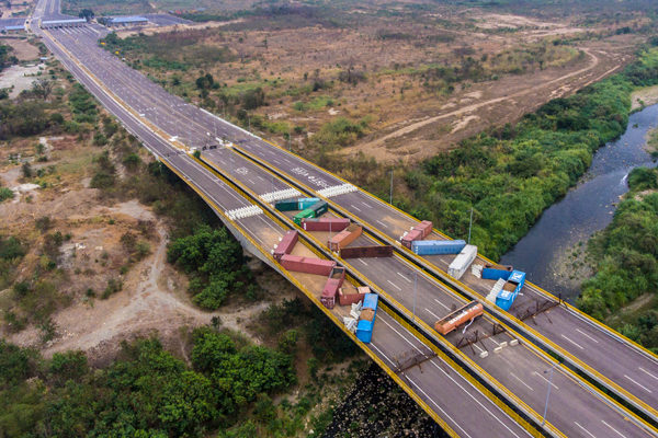 Gobierno de Maduro retira contenedores del puente de Tienditas en la frontera con Colombia