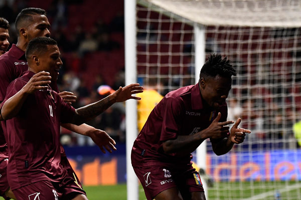 Venezuela le gana 3-1 a Argentina en el regreso de Messi