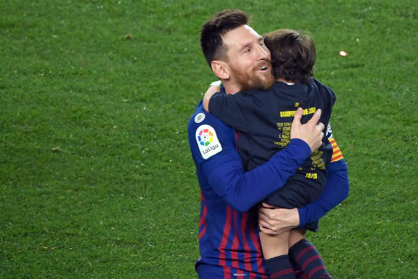 Messi se queda, los aficionados del Barça respiran