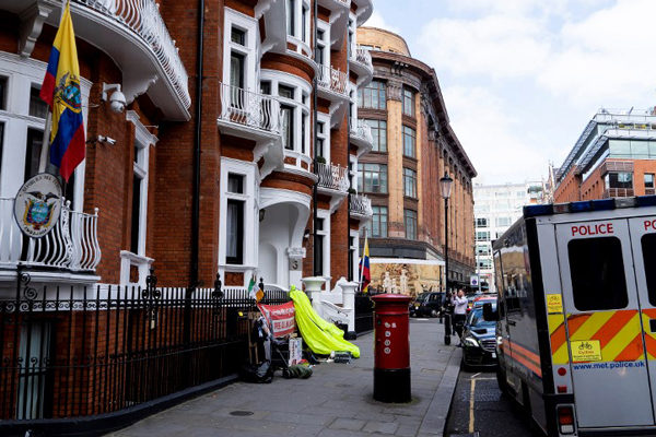 Exvecinos de Assange en Londres respiran tranquilos tras siete años de agitación